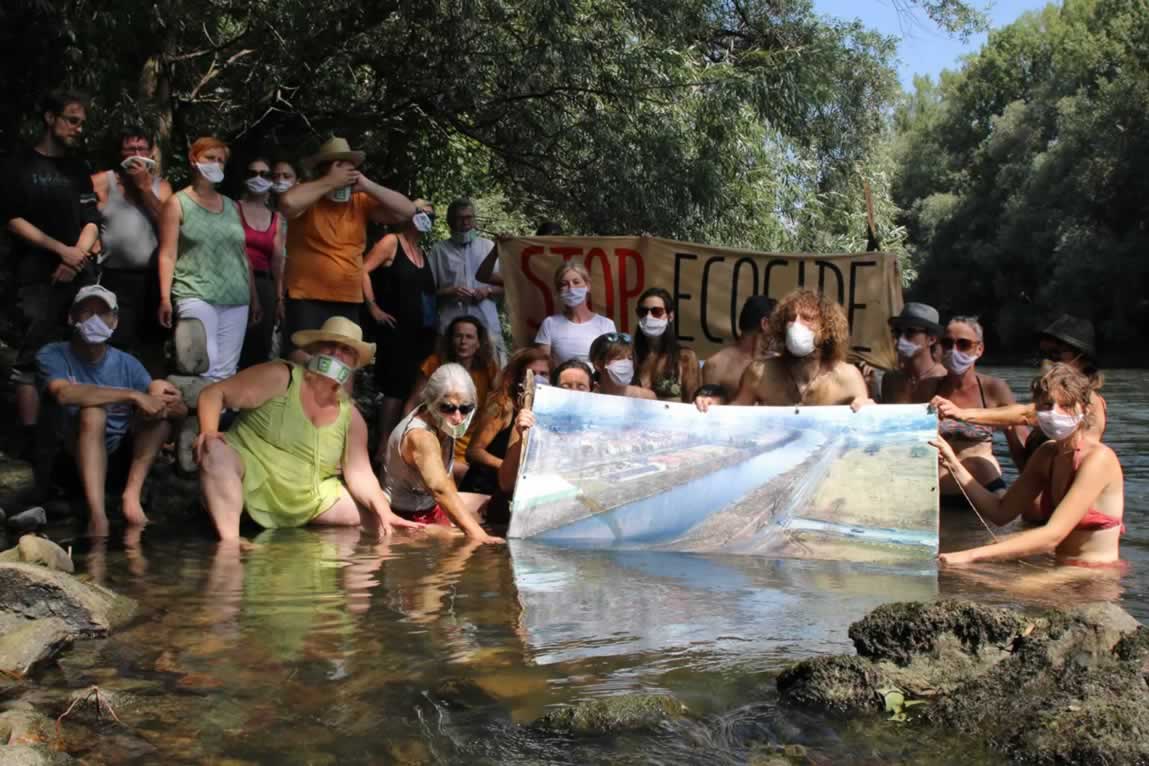 Dozens of activists on the Big Jump in Graz call for a clean, free-flowing Mur without a power station, photo: Franz Keppel